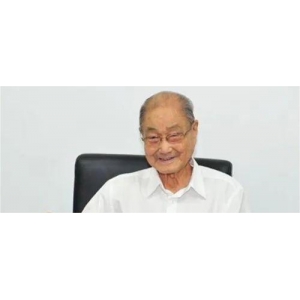 他是唯一在世的中共第一代領(lǐng)導(dǎo)人，官至正國級，曾是周總理秘書，