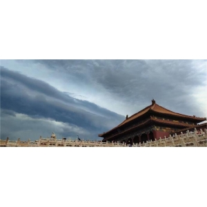 雷雨云團(tuán)過境，北京天空現(xiàn)壯觀弧狀云