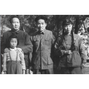 毛岸英赴朝鮮前，主席帶著江青、李訥與他合影，劉思齊陪在身邊
