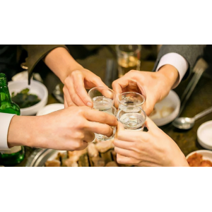 飯局上有人用“祭祀手”向你敬酒，不要客氣，立刻用3招懟回去!