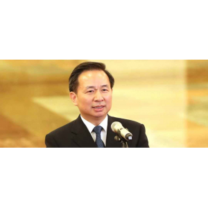 他是現(xiàn)任最年輕政治局委員，今年不到60歲，還身兼3個(gè)重要領(lǐng)導(dǎo)