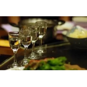 以我二兩情深酒，為君飲盡十年心
