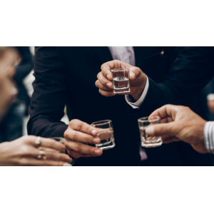 喝酒喝高度酒，做人做低調(diào)人